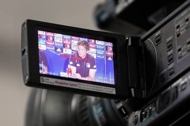 Blick durch die Kamera (TV, Fernsehen): Julian Nagelsmann (Trainer, Cheftrainer, Hoffenheim), bei der Pressekonferenz am Vortag des Spiels, Abschlusspressekonferenz, PK, press conference PK Pressekonferenz Pressetermin, Medientermin, Porträt, Portrait, Fussball, UEFA Champions League Qualifikation, MD-1, TSG 1899 Hoffenheim - FC Liverpool, xozx