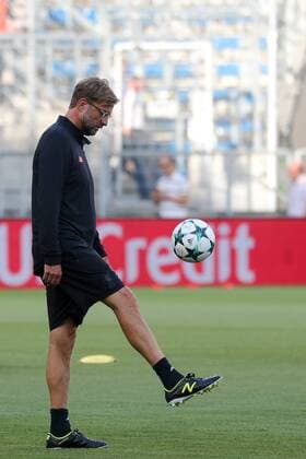 Jürgen Klopp (Kloppo, Trainer, Cheftrainer, Team Manager, LFC) jongliert mit dem Ball, Freisteller, Ganzkörper, Einzelbild, Aktion, Action, beim Training am Vortag des Spiels, Abschlusstraining im Stadion, Übungseinheit, Spielvorbereitung, Action, Aktion, Fussball, UEFA Champions League Qualifikation, MD-1, TSG 1899 Hoffenheim - FC Liverpool, xozx