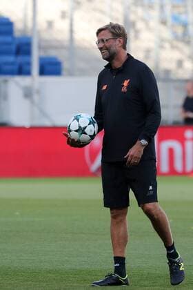 Jürgen Klopp (Kloppo, Trainer, Cheftrainer, Team Manager, LFC) mit dem Ball in der Hand, Freude, freundlich, fröhlich, strahlend, optimistisch, Freisteller, Ganzkörper, Einzelbild, Aktion, Action, beim Training am Vortag des Spiels, Abschlusstraining im Stadion, Übungseinheit, Spielvorbereitung, Action, Aktion, Fussball, UEFA Champions League Qualifikation, MD-1, TSG 1899 Hoffenheim - FC Liverpool, xozx