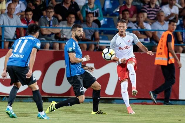 17.08.2017, Stadionul Central, Ovidiu, ROM, UEFA EL, Viitorul Constanta vs FC Salzburg, Play-off, Hinspiel, im Bild v.l. Ionut Vina (Viitorul), Marius Constantin (Viitorul), Hannes Wolf (FC Red Bull Salzburg) during the UEFA Europaleague Play-off 1st Leg Match between Viitorul Constanta and FC Salzburg at the Stadionul Central in Ovidiu, Romania on 2017 08 17. Ovidiu EP_gro
