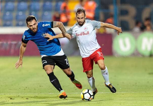 17.08.2017, Stadionul Central, Ovidiu, ROM, UEFA EL, Viitorul Constanta vs FC Salzburg, Play-off, Hinspiel, im Bild v.l. Aurelian Chitu (Viitorul), Andreas Ulmer (FC Red Bull Salzburg) during the UEFA Europaleague Play-off 1st Leg Match between Viitorul Constanta and FC Salzburg at the Stadionul Central in Ovidiu, Romania on 2017 08 17. Ovidiu EP_gro