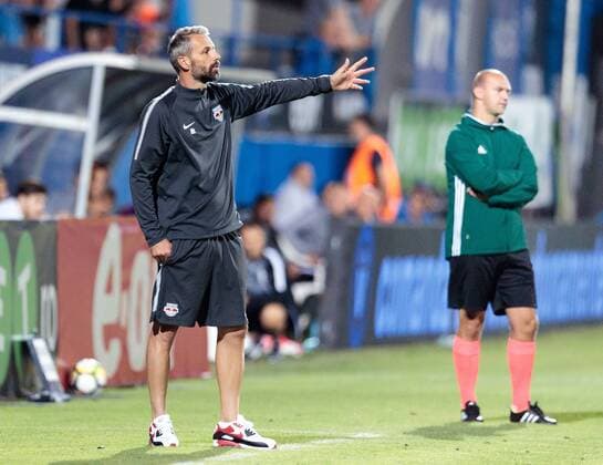 17.08.2017, Stadionul Central, Ovidiu, ROM, UEFA EL, Viitorul Constanta vs FC Salzburg, Play-off, Hinspiel, im Bild v.l. Trainer Marco Rose (FC Red Bull Salzburg), Vierter Offizieller Robert Madley during the UEFA Europaleague Play-off 1st Leg Match between Viitorul Constanta and FC Salzburg at the Stadionul Central in Ovidiu, Romania on 2017 08 17. Ovidiu EP_gro