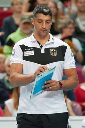 Bundestrainer, Trainer, Headcoach Andrea Giani (Deutschland) macht sich Notizen, Schreibbrett, Taktikbrett, Portrait, Nahaufnahme, Einzelfoto, Einzelbild, Volleyball, Länderspiel, Deutschland - Belgien, xobx