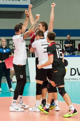 v.li.: Georg Grozer (Deutschland, 9), Ruben Schott (Deutschland, 3), Christian Fromm (Deutschland, 1) und Julian Zenger (Deutschland, 16) feiern den Sieg, Jubel über das gewonnene Spiel, Volleyball, Länderspiel, Deutschland - Belgien, xobx