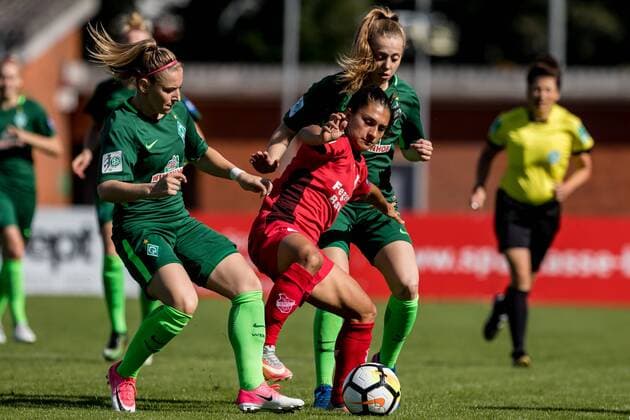 v.li.: Cindy König (Koenig, SV Werder Bremen, 11), Leticia Santos de Oliveira (SC Sand, 2) und Nina Lührßen (Luehrssen, SV Werder Bremen, 4) im Dreikampf, Duell, duel, tackle, Fussball, Allianz Frauen-Bundesliga, SV Werder Bremen - SC Sand, xdgx