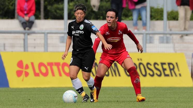 v.li.: Kumi Yokoyama (Frankfurt, 10), Peggy Nietgen (Köln, 21), Aktion, Action, Spielszene, Fussball, Allianz Frauen-Bundesliga, 1. FFC Frankfurt - 1. FC Köln, xozx