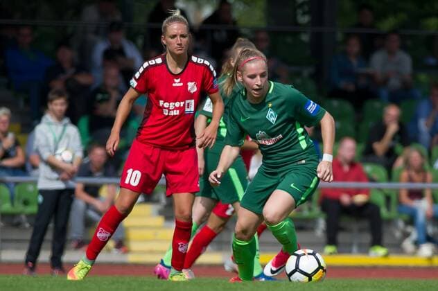 v.li.: Selina Wagner (SC Sand, 10), Cindy König (Koenig, SV Werder Bremen, 11) am Ball, Aktion, Action, Fussball, Allianz Frauen-Bundesliga, SV Werder Bremen - SC Sand, xobx