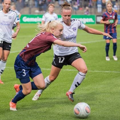 v.li.: Caroline Siems (Turbine Potsdam, 3), Jana Sedlackova (FF USV Jena, 12); Zweikampf, Duell, Aktion, action, Fußball, Allianz Frauen-Bundesliga, 1. FFC Turbine Potsdam - FF USV Jena, xprx