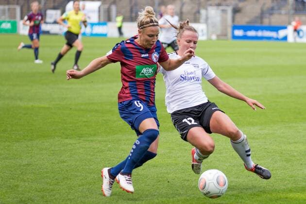 v.li.: Svenja Huth (Turbine Potsdam, 9), Jana Sedlackova (FF USV Jena, 12); Zweikampf, Duell, Aktion, action, Fußball, Allianz Frauen-Bundesliga, 1. FFC Turbine Potsdam - FF USV Jena, xprx