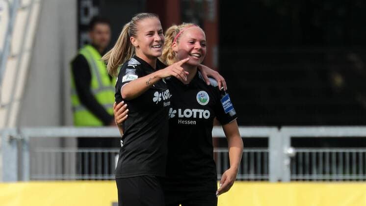 v.li.: Torschützin Ana-Maria Crnogorcevic (Frankfurt, 21), Janina Hechler (Frankfurt, 16), jubeln über das Tor zum 1:0, Jubel, Torjubel, Torerfolg, celebrate the goal, goal, celebration, Jubel ueber das Tor, optimistisch, Action, Aktion, Fussball, Allianz Frauen-Bundesliga, 1. FFC Frankfurt - 1. FC Köln, xozx