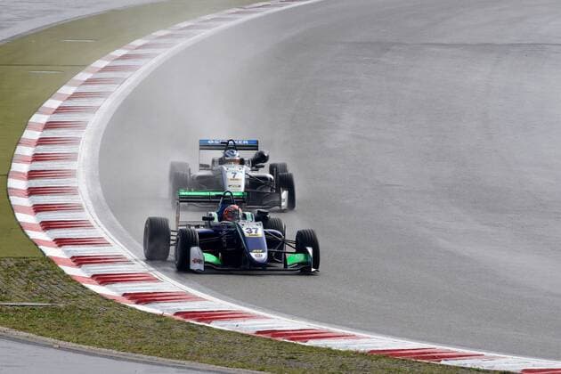 Sacha Fenestraz (FRA) (Carlin - Dallara F317-Volkswagen) bei der FIA Formel 3 Europameisterschaft im Rahmen der DTM auf dem Nürburgring. Copyright Thomas Pakusch