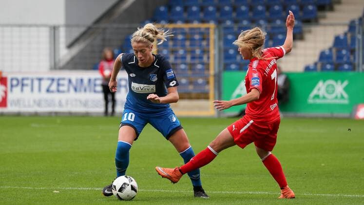 v.li.: Sharon Beck (TSG, 10),Margarita Gidion (Frankfurt, 7), Zweikampf, Duell, duel, tackle, tackling, Dynamik, Action, Aktion, Fussball, Allianz Frauen-Bundesliga, TSG 1899 Hoffenheim - 1. FFC Frankfurt,