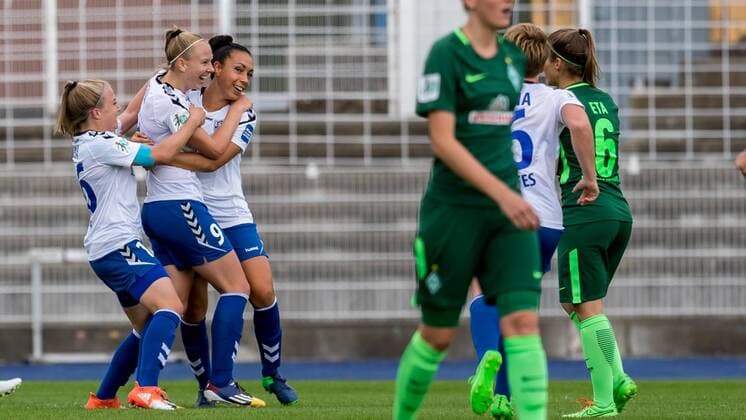 v.li.: Luca Maria Graf (FF USV Jena, 16), Annalena Rieke (FF USV Jena, 9) und Jessica King (FF USV Jena, 14) beim Torjubel, Goal celebration, celebrate the goal, goal celebration,, Fussball, Allianz Frauen-Bundesliga, FF USV Jena - SV Werder Bremen,