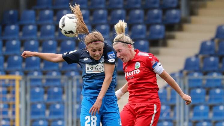 v.li.: Tabea Waßmuth (Tabea Wassmuth, TSG, 28), Marith Prießen (Marith Priessen, Frankfurt, 13), Kopfball, header, Zweikampf in der Luft, Aktion, Action, Fussball, Allianz Frauen-Bundesliga, TSG 1899 Hoffenheim - 1. FFC Frankfurt,