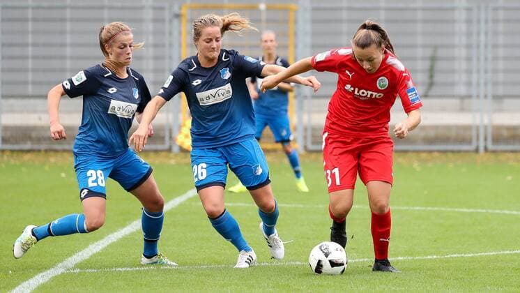 v.li.: Tabea Waßmuth (Tabea Wassmuth, TSG, 28), Sophie Howard (TSG, 26), Tanja Pawollek (Frankfurt, 31), Aktion, Action, Spielszene, Fussball, Allianz Frauen-Bundesliga, TSG 1899 Hoffenheim - 1. FFC Frankfurt,
