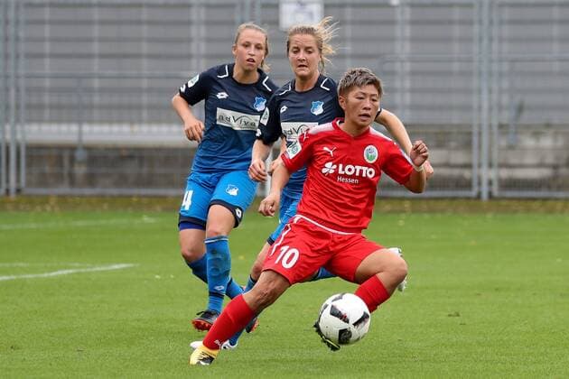 v.li.: Michaela Specht (TSG, 4), Sophie Howard (TSG, 26), Kumi Yokoyama (Frankfurt, 10), Aktion, Action, Spielszene, Fussball, Allianz Frauen-Bundesliga, TSG 1899 Hoffenheim - 1. FFC Frankfurt,