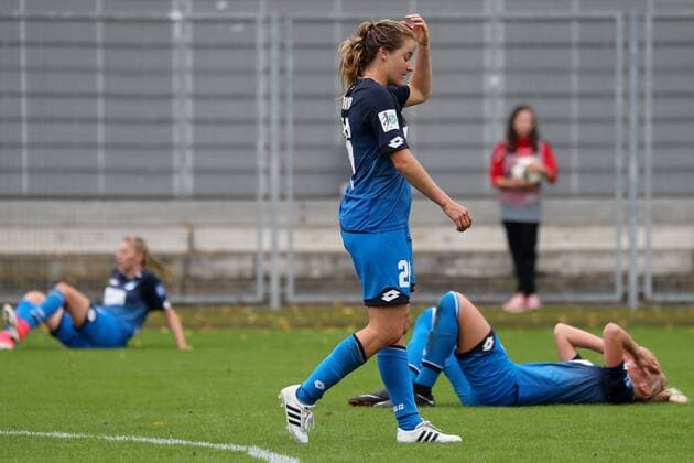 Sophie Howard (TSG, 26), enttäuscht über die Niederlage, Enttäuschung nach dem Schlusspfiff, Verlierer, verloren, Frustration, disappointed, pessimistisch, Fussball, Allianz Frauen-Bundesliga, TSG 1899 Hoffenheim - 1. FFC Frankfurt,