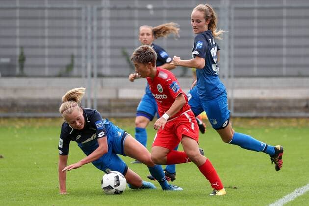 v.li.: Maximiliane Rall (TSG, 8), Michaela Specht (TSG, 4), Kumi Yokoyama (Frankfurt, 10), Tamar Dongus (TSG, 32), Aktion, Action, Spielszene, Fussball, Allianz Frauen-Bundesliga, TSG 1899 Hoffenheim - 1. FFC Frankfurt,