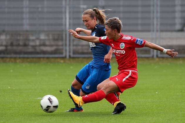 v.li.: Michaela Specht (TSG, 4), Kumi Yokoyama (Frankfurt, 10), Aktion, Action, Spielszene, Fussball, Allianz Frauen-Bundesliga, TSG 1899 Hoffenheim - 1. FFC Frankfurt,