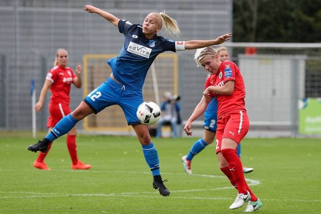v.li.: Stephanie Breitner (TSG, 12), Sophie Schmidt (Frankfurt, 12), Aktion, Action, Spielszene, Fussball, Allianz Frauen-Bundesliga, TSG 1899 Hoffenheim - 1. FFC Frankfurt,