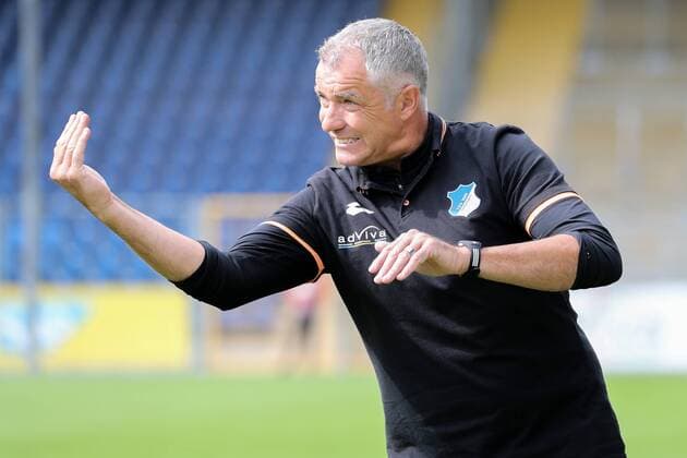 Bilder des Tages - SPORT Jürgen Ehrmann (Juergen Ehrmann, Trainer, TSG), gibt Anweisungen, gestikuliert, mit den Armen gestikulieren, gives instructions, gesticulate, Einzelbild, Aktion, Action, Fussball, Allianz Frauen-Bundesliga, TSG 1899 Hoffenheim - 1. FFC Frankfurt,