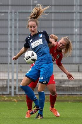 v.li.: Tamar Dongus (TSG, 32), Margarita Gidion (Frankfurt, 7), Zweikampf, Duell, duel, tackle, tackling, Dynamik, Action, Aktion, Fussball, Allianz Frauen-Bundesliga, TSG 1899 Hoffenheim - 1. FFC Frankfurt,