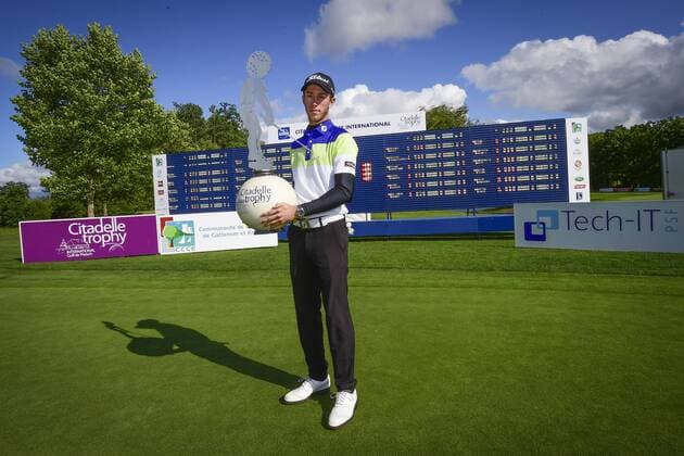 Edgar Catherine (fra) posant avec son trophee du vainqueur GOLF : Citadelle Trophy international - Preisch - 10 09 2017 JBAutissier Panoramic