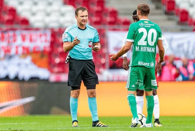 10.09.2017, Red Bull Arena, Salzburg, AUT, 1. FBL, FC Red Bull Salzburg vs SK Rapid Wien, 7. Runde, im Bild Schiedsrichter Dieter Muckenhammer, Maximilian Hofmann (SK Rapid Wien) during Austrian Football Bundesliga 7th round Match between FC Red Bull Salzburg and SK Rapid Wien at the Red Bull Arena, Salzburg, Austria on 2017 09 10. Salzburg