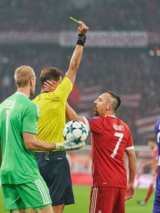 Hauptschiedsrichter Paolo TAGLIAVENTO, ITA mit Pfeife, Gestik, zeigt, Schiri, Schiedsrichter, Einzelaktion zeigt die Gelbe Karte, Verwarnung Franck RIBERY, FCB 7 FC BAYERN MUENCHEN - RSC ANDERLECHT Gruppenphase Hinspiel, Fussball UEFA Champions League, Muenchen, 12.09.2017 CL Saison 2017 2018