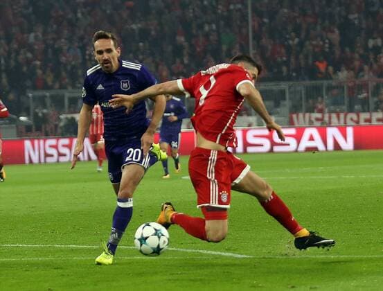 Fussball, Champions League, Saison 2017 2018, Herren, 12.09.2017, Vorrunde, 1. Spieltag, FC Bayern München - RSC Anderlecht v.l. foul das zum Elfmeter führte, Sven Kums , RSC Anderlecht, an Robert Lewandowski, FC Bayern München,