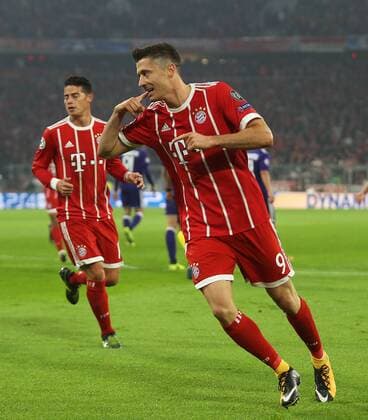 Fussball, Champions League, Saison 2017 2018, Herren, 12.09.2017, Vorrunde, 1. Spieltag, FC Bayern München - RSC Anderlecht v.l. Aktion, Freude, jubeln, Jubel nach Tor zum 1-0, Robert Lewandowski, FC Bayern München, Finger im Mund, im Hintergrund, dahinter, hinten, James Rodriguez, FC Bayern München,