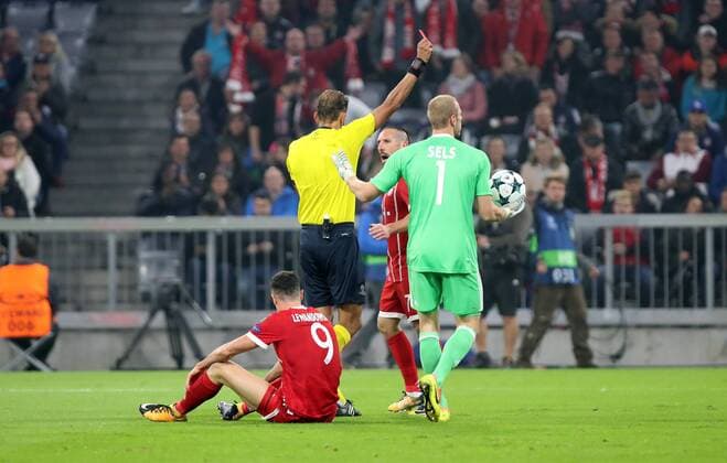 FC Bayern München - RSC Anderlecht Deutschland, München, 12.09.2017, Fussball, UEFA Champions League, Saison 2017 2018, Gruppenphase, 1. Spieltag, FC Bayern München - RSC Anderlecht: v.l. Robert Lewandowski (FC Bayern München), Paolo Tagliavento (Schiedsrichter), Franck Ribery (FC Bayern München), Matz Sels (RSC Anderlecht); Rote Karte Kums (nicht im Bild).