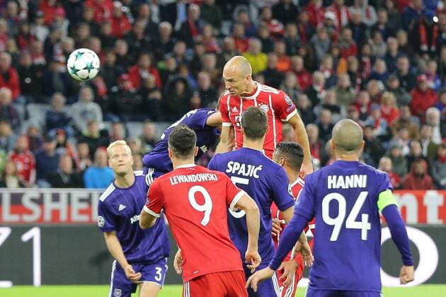 im Zweikampf, Aktion, mitim Strafraum, Arjen Robben 10 (FC Bayern Muenchen), Uros Spajic 5 (RSC Anderlecht), Robert Lewandowski 9 (FC Bayern Muenchen), Sofiane Hanni 94 (RSC Anderlecht), FC Bayern Muenchen vs. RSC Anderlecht, Fussball, Vorrunde, Champions League, 12.09.2017 Muenchen Bayern Deutschland