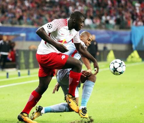 RB Leipzig - Monaco Fussball Champions League Leipzig, 13.09.2017, Red Bull Arena, Fussball, UEFA Champions League, Gruppe G, 1.Spieltag , RB Leipzig vs. AS Monaco , Im Bild von vorn; Dayot Upamecano (5, RB Leipzig) und Djibril SidibŽ (19, Monaco). ,