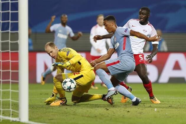 Youri Tielemans (Monaco, 17) Torschütze, schießt Tor, erzielt das Tor zum 1:1, Tor, Treffer, Torerfolg, scores the goal, Action, Aktion gegen Peter Gulacsi (Leipzig), Fussball, UEFA Champions League, RasenBallsport Leipzig - AS Monaco,