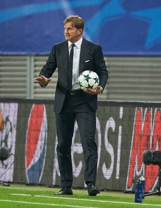 Ralph HASENHUETTL, RB L Trainer Ganzfigur, Aktion, Portrait, Einzelbild, Einzelaktion, Einzelaktion mit Ball, Ganzfigur, Freisteller, Einzelbild, Hochformat, Aktion, Ganzkörper, Einzelaufnahmen, Action Ballannahme, Ballbehandlung gestikuliert und gibt Anweisungen, Aktion, Einzelbild, Einzelaktion, Gestik, Geste, Mimik, Handbewegung, zeigen, deuten RB LEIPZIG - AS MONACO Gruppenphase Hinspiel, Fussball UEFA Champions League, Leipzig, 13.09.2017 CL Saison 2017 2018