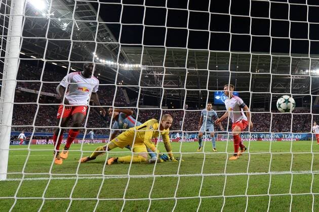 Fussball, Herren, Saison 2017 2018, Champions League (Gruppe G, 1. Spieltag), RB Leipzig - AS Monaco, Youri Tielemans (Nr. 17, AS Monaco) erzielt gegen Dayot Upamecano (Nr. 5, RB Leipzig) und TW Peter Gulacsi (Nr. 32, RB Leipzig) das Tor zum 1:1, 13.09.2017, Copyright: xMatthiasxKochx