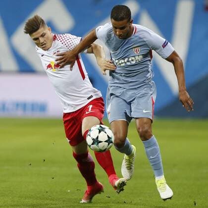 vl Marcel Sabitzer (Leipzig), Jorge (Monaco, 6) Zweikampf, Duell, duel, tackle, Dynamik, Action, Aktion, Fussball, UEFA Champions League, RasenBallsport Leipzig - AS Monaco,