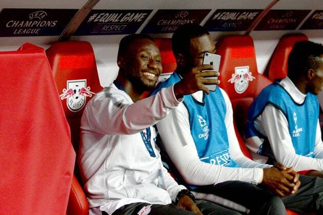 Fussball, Herren, Saison 2017 2018, Champions League (Gruppe G, 1. Spieltag), RB Leipzig - AS Monaco, Naby Keita (Nr. 8, RB Leipzig), ETW Yvon Mvogo (Nr. 28, RB Leipzig) vor dem Spiel auf der Bank, 13.09.2017, Copyright: xMatthiasxKochx