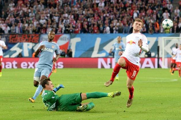 Fussball, Herren, Saison 2017 2018, Champions League (Gruppe G, 1. Spieltag), RB Leipzig - AS Monaco, TW Diego Benaglio (Nr. 16, AS Monaco) klärt gegen Timo Werner (Nr. 11, RB Leipzig), 13.09.2017, Copyright: xMatthiasxKochx