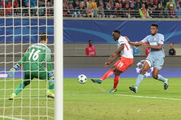 Fussball, Herren, Saison 2017 2018, Champions League (Gruppe G, 1. Spieltag), RB Leipzig - AS Monaco, TW Diego Benaglio (Nr. 16, AS Monaco) rettet gegen Jean-Kevin Augustin (Nr. 29, RB Leipzig), 13.09.2017, Copyright: xMatthiasxKochx