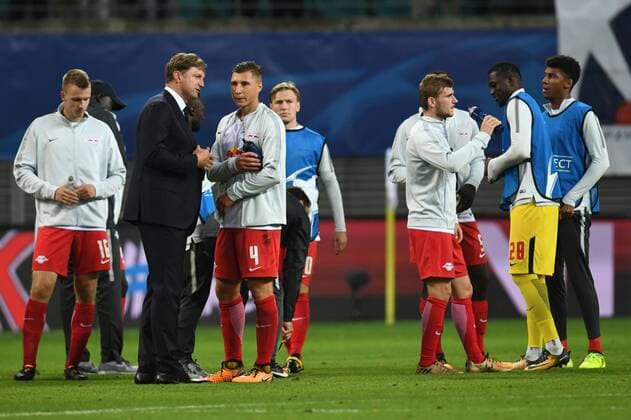 Fussball, Herren, Saison 2017 2018, Champions League (Gruppe G, 1. Spieltag), RB Leipzig - AS Monaco, Lukas Klostermann (Nr. 16, RB Leipzig), Cheftrainer Ralph Hasenhüttl (RB Leipzig), Willi Orban (Nr. 4, RB Leipzig), Emil Forsberg (Nr. 10, RB Leipzig), Timo Werner (Nr. 11, RB Leipzig), und TW Yvon Mvogo (Nr. 28, RB Leipzig) nach dem Abpfiff, 13.09.2017, Copyright: xMatthiasxKochx