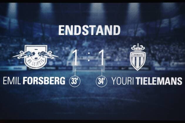 Fussball, Herren, Saison 2017 2018, Champions League (Gruppe G, 1. Spieltag), RB Leipzig - AS Monaco, Anzeigetafel mit 1:1-Endstand und den beiden Torschützen Emil Forsberg (Nr. 10, RB Leipzig) und Youri Tielemans (Nr. 17, AS Monaco), 13.09.2017, Copyright: xMatthiasxKochx