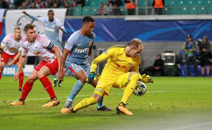 GER, 1. FBL, Champions League, Vorrunde, RasenBallsport Leipzig vs AS Monaco 13.09.17 , Leipzig, Red Bull Arena, GER, 1.FBL, Saison 2017 2018, Chamions League, Vorrunde, 01. Spieltag, RasenBallsport Leipzig vs AS Monaco im Bild Torwart Peter Gulasci (Leipzig) gegen Youri Tielemans (Monaco) Tor zum 1:1 Ausgleich