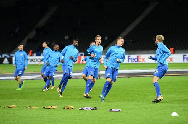 Fussball, Herren, Saison 2017 2018, UEFA Europa League (Gruppe J, 1. Spieltag), Hertha BSC - Athletic Bilbao, v. r. Fabian Lustenberger (Hertha BSC), Ondrej Duda (Hertha BSC), Sebastian Langkamp (Hertha BSC) bei der Erwärmung, Aufwärmen, 14.09.2017, Copyright: xMichaelxHundtx xMatthiasxKochx