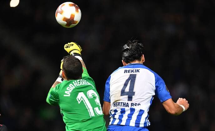 Iago Herrerin (Torwart Bilbao), bei einer Faustparade, rechts Karim Rekik (Hertha BSC), Hertha BSC Berlin - Athletic Bilbao Europa League, Gruppenphase, 1. Spieltag, Fußball, Fussball, soccer, Herren, Männer, Maenner, Deutschland, Germany Berlin, 14.9.2017, Olympiastadion
