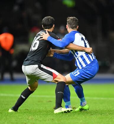 Xabier Etxeita (Bilbao), links, rechts Mathew Leckie (Hertha BSC), Hertha BSC Berlin - Athletic Bilbao Europa League, Gruppenphase, 1. Spieltag, Fußball, Fussball, soccer, Herren, Männer, Maenner, Deutschland, Germany Berlin, 14.9.2017, Olympiastadion