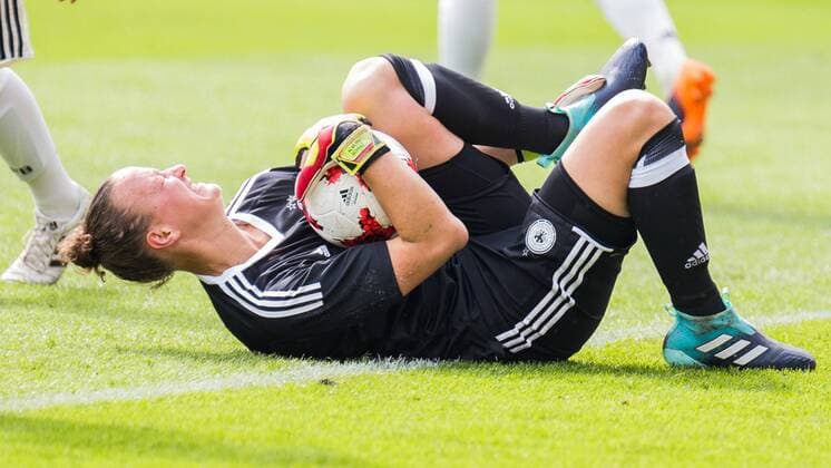 Almuth Schult (GER, 1, Torwart, goal keeper) verletzt, Verletzung, injured; muss ausgewechselt werden, Fußball, Frauen, Länderspiel, Deutschland - Slowenien,
