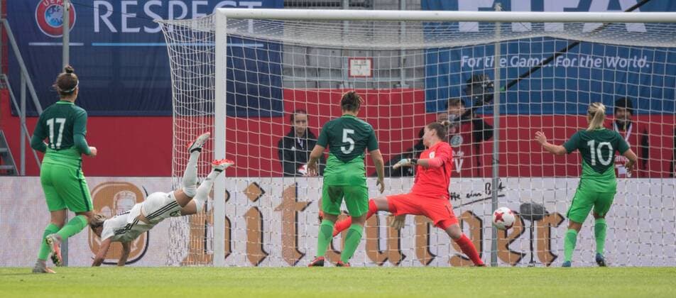 Deutschland, Ingolstadt, Audi Sportpark, Fußball, Fussball, 16.09.2017, WM Qualifikation Frauen, 2017 18, Deutschland - Slowenien Bild: (v.l.n.r.) Tor zum 1:0 Sara Makovec (Slowenien Frauen-Nationalmannschaft, 17), Svenja Huth (Deutschland Frauen-Nationalmannschaft, 19), äpela Rozmariè (Slowenien Frauen-Nationalmannschaft, 5), Sonja Èevnik (Slowenien Frauen-Nationalmannschaft, 12), Dominika Èonè (Slowenien Frauen-Nationalmannschaft, 10)