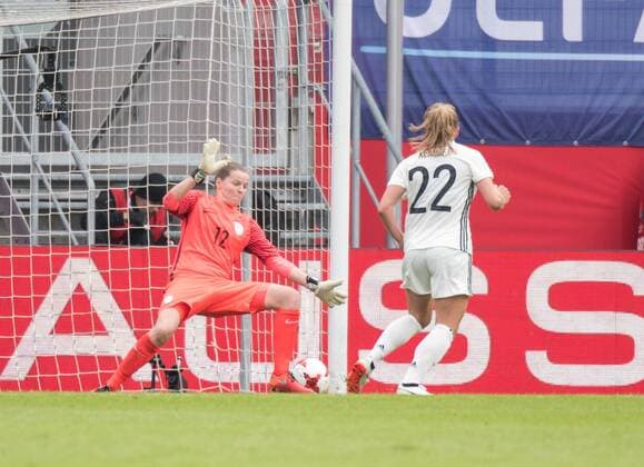 Deutschland, Ingolstadt, Audi Sportpark, Fußball, Fussball, 16.09.2017, WM Qualifikation Frauen, 2017 18, Deutschland - Slowenien Bild: (v.l.n.r.) Tor zum 4:0 Sonja Èevnik (Slowenien Frauen-Nationalmannschaft, 12), Tabea Kemme (Deutschland Frauen-Nationalmannschaft, 22)
